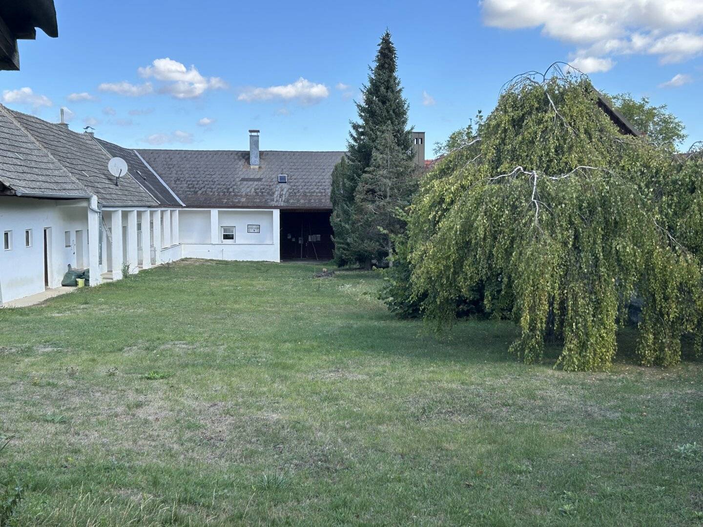 Streckhof with generous outbuildings and very large garden in Kroatisch Minihof