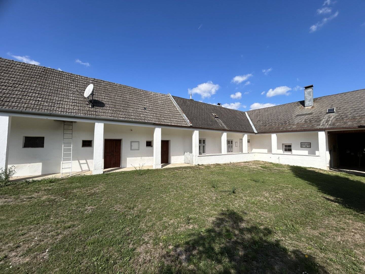 Streckhof with generous outbuildings and very large garden in Kroatisch Minihof