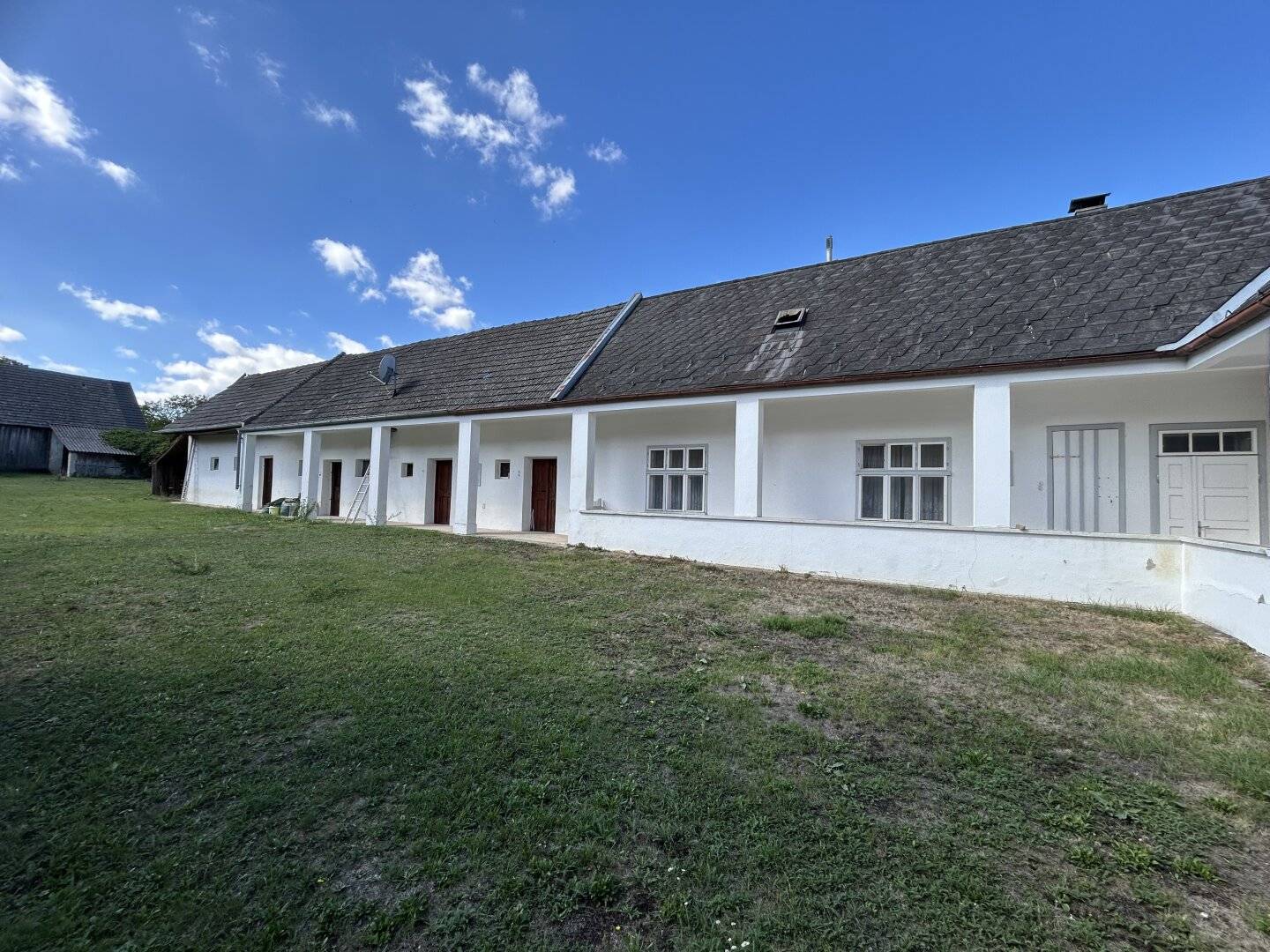 Streckhof with generous outbuildings and very large garden in Kroatisch Minihof