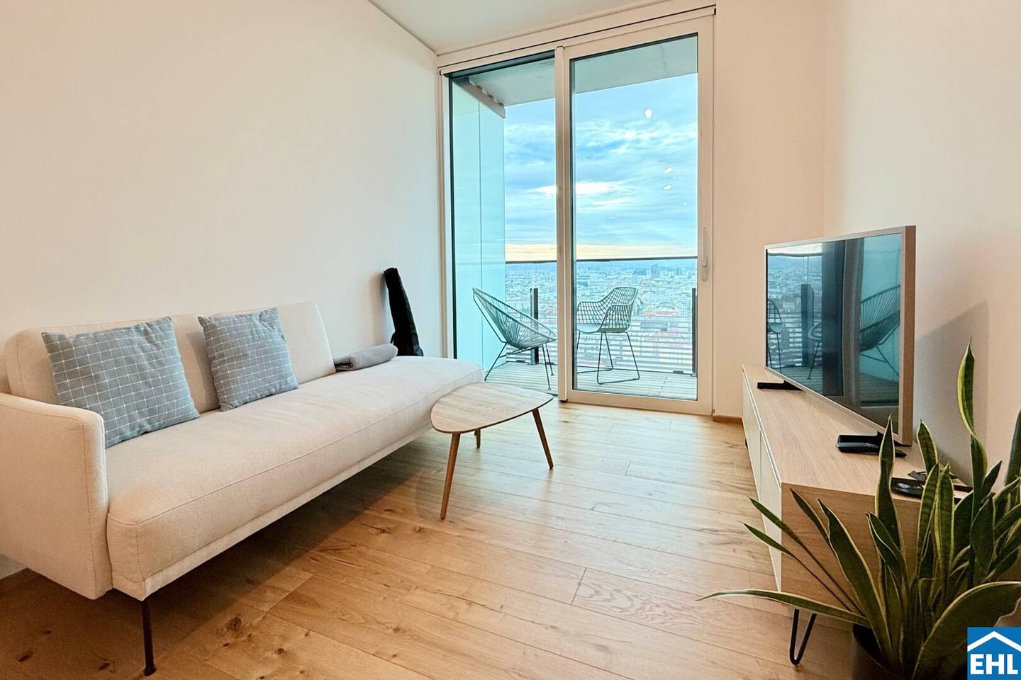 A home with a horizon – Living on the 24th floor of the TRIIIPLE