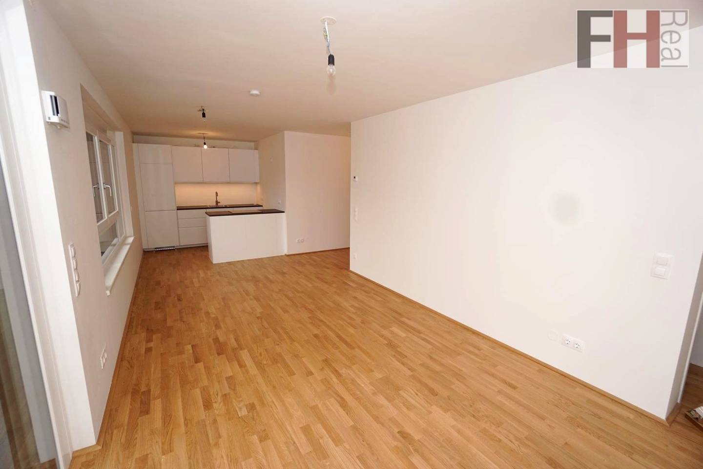 Like new apartment with ceiling cooling and balcony