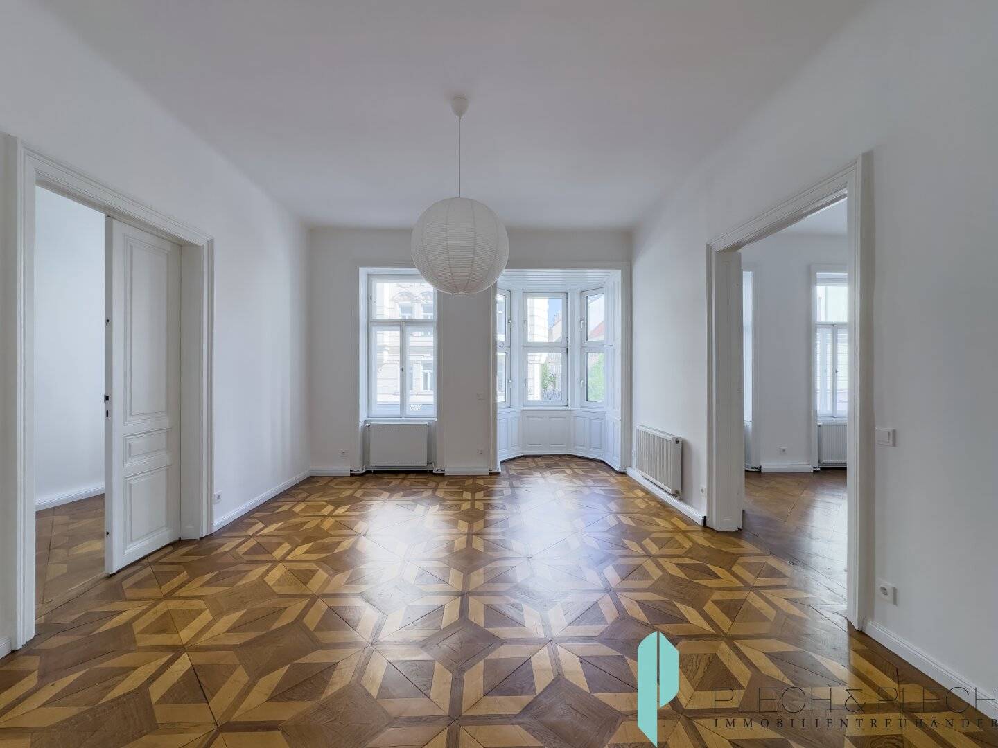 Commission-free for the tenant - Charming 4.5 room apartment in stylish period building - Suitable for flatshare