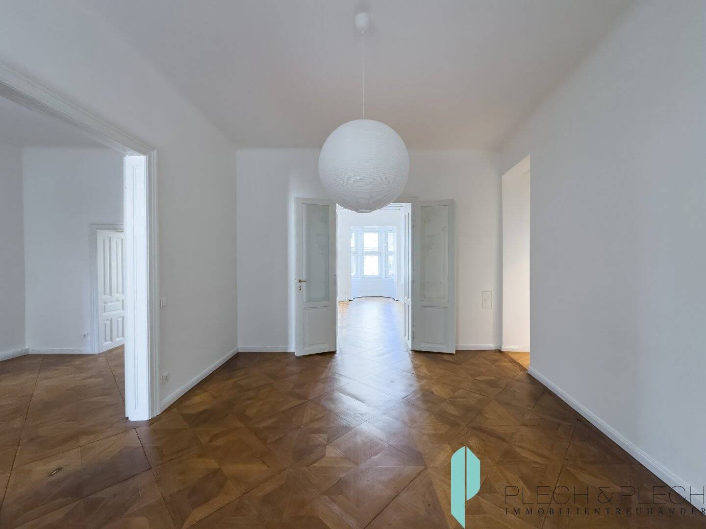 Commission-free for the tenant - Charming 4.5 room apartment in stylish period building - Suitable for flatshare