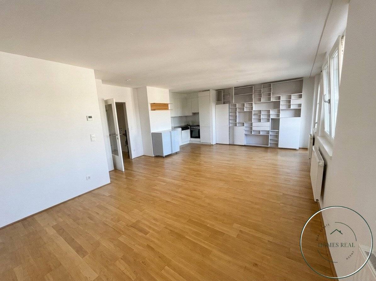 Attic apartment with sunny balcony &amp; thoughtful floor plan in sought-after Margareten location