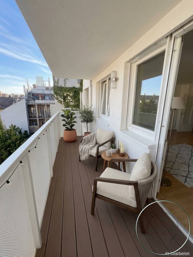Attic apartment with sunny balcony & thoughtful floor plan in sought-after Margareten location