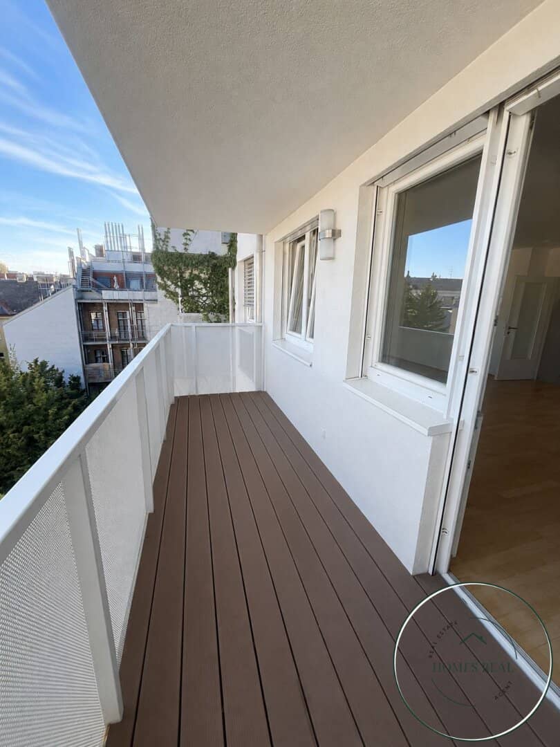 Attic apartment with sunny balcony &amp; thoughtful floor plan in sought-after Margareten location