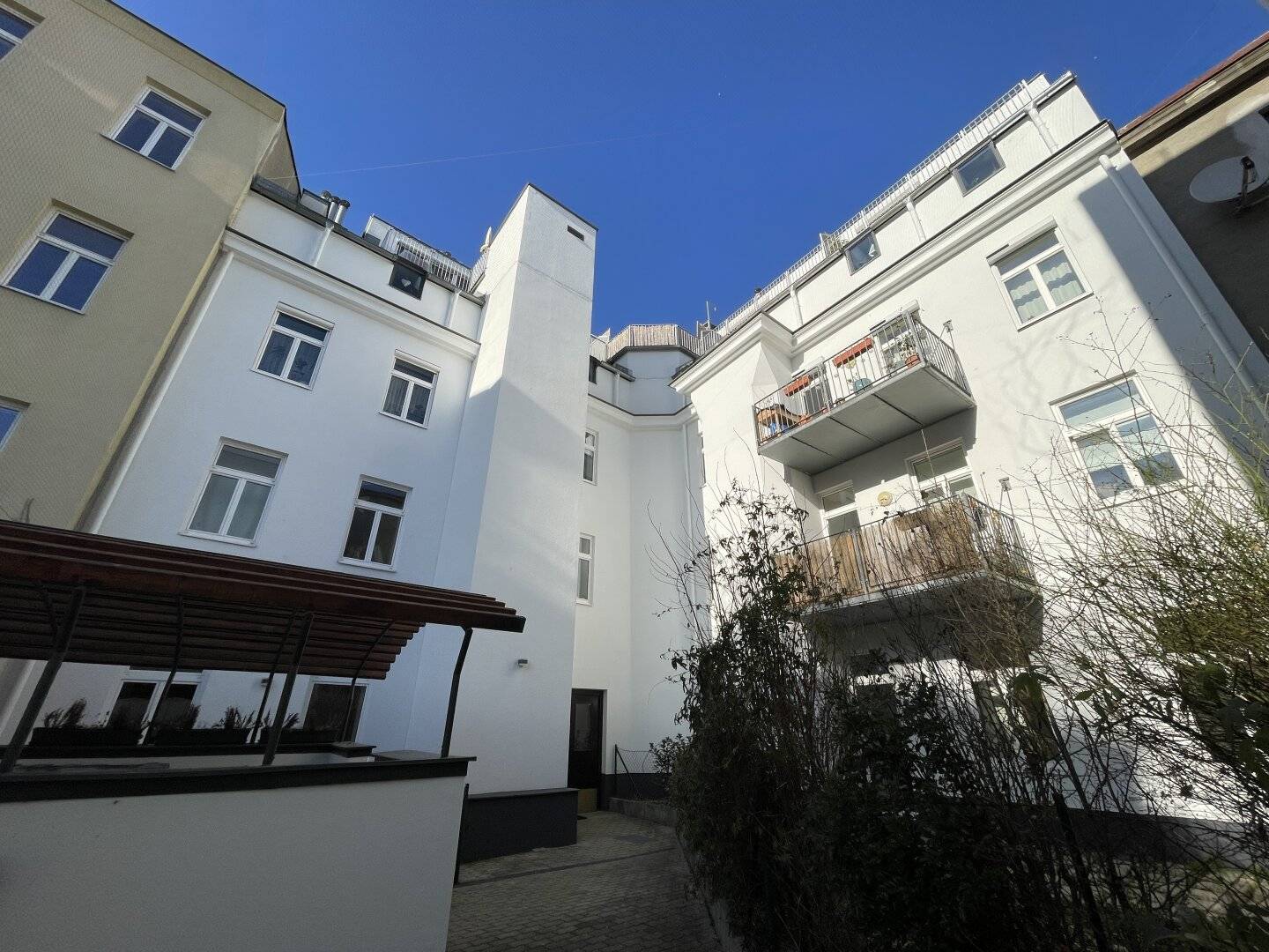 Apartment in a revitalized old building with a courtyard terrace near Elterleinplatz