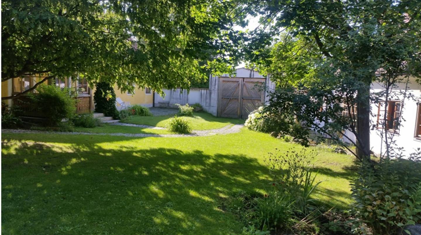 Dreiseithof mit Innenhof und Scheune Anlegerwohnung