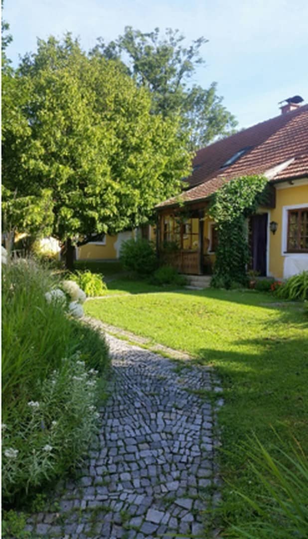 Dreiseithof mit Innenhof und Scheune Anlegerwohnung