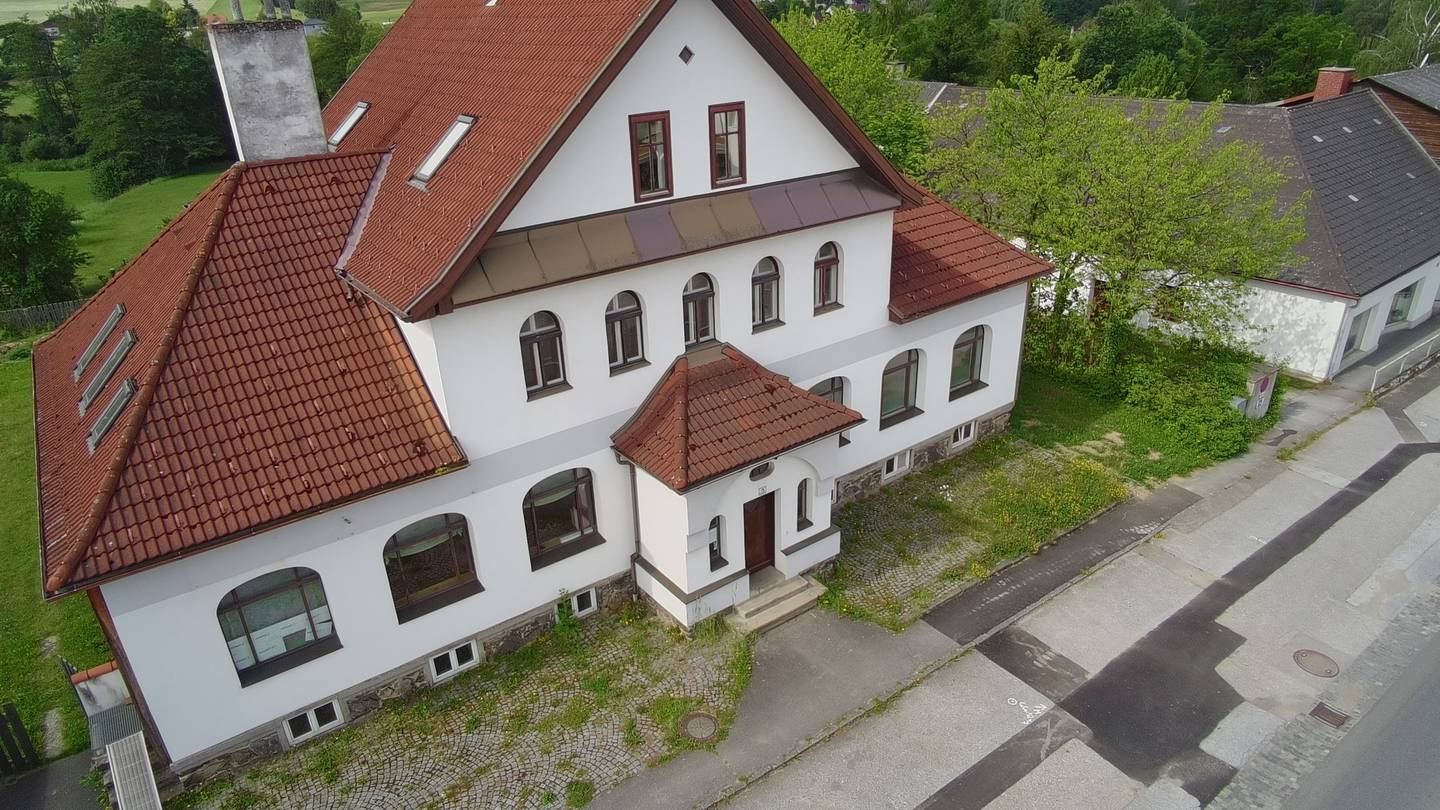 Renovated old building apartment with south facing balcony and garden