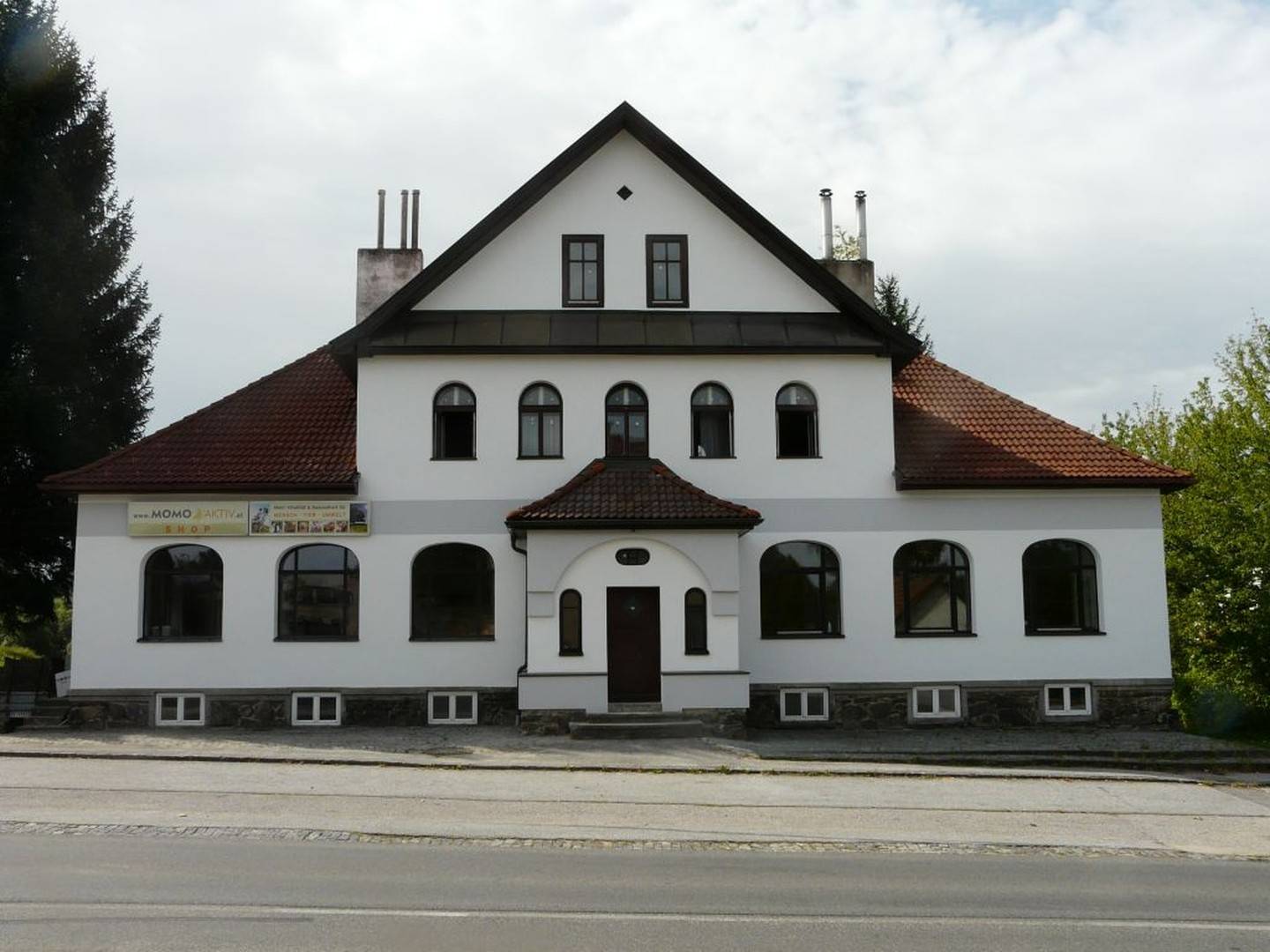 Renovated old building apartment with south facing balcony and garden
