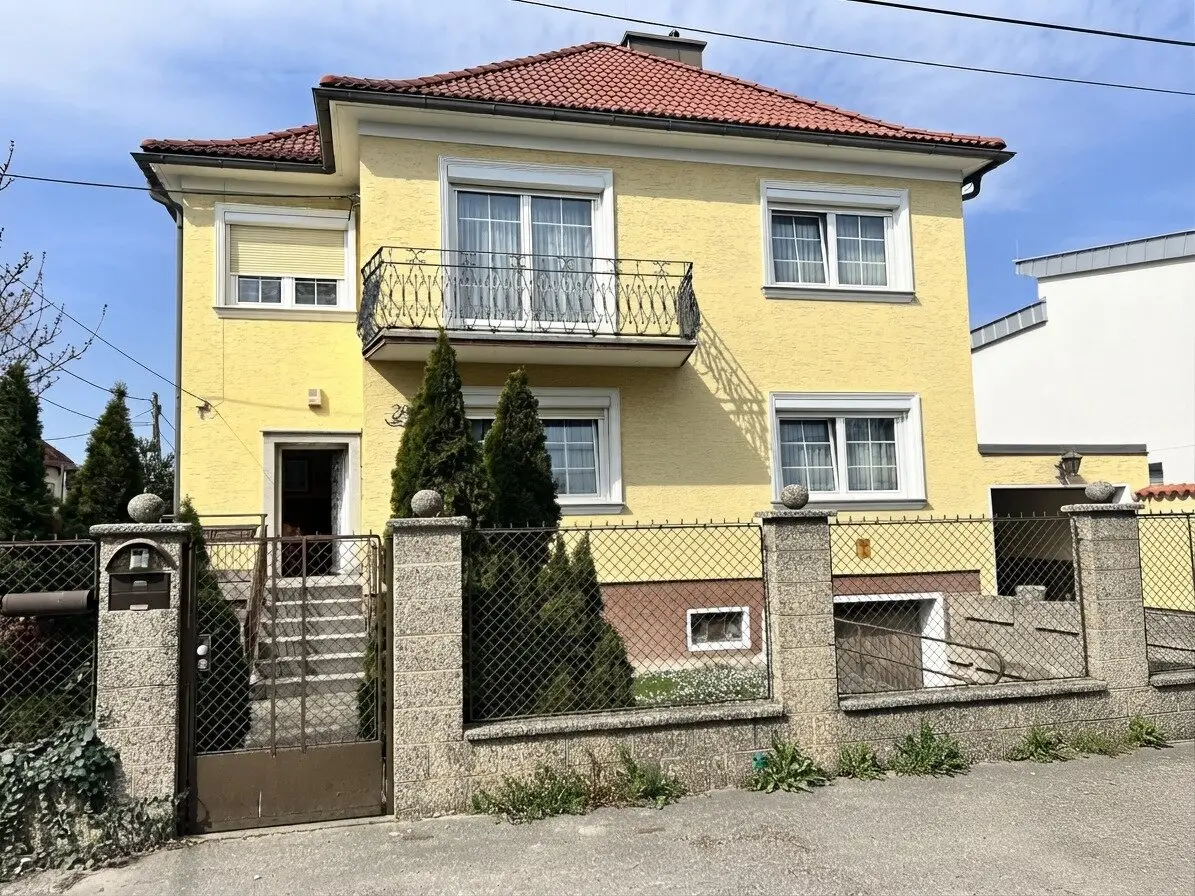 Well laid out bright detached house in a quiet residential area with garden