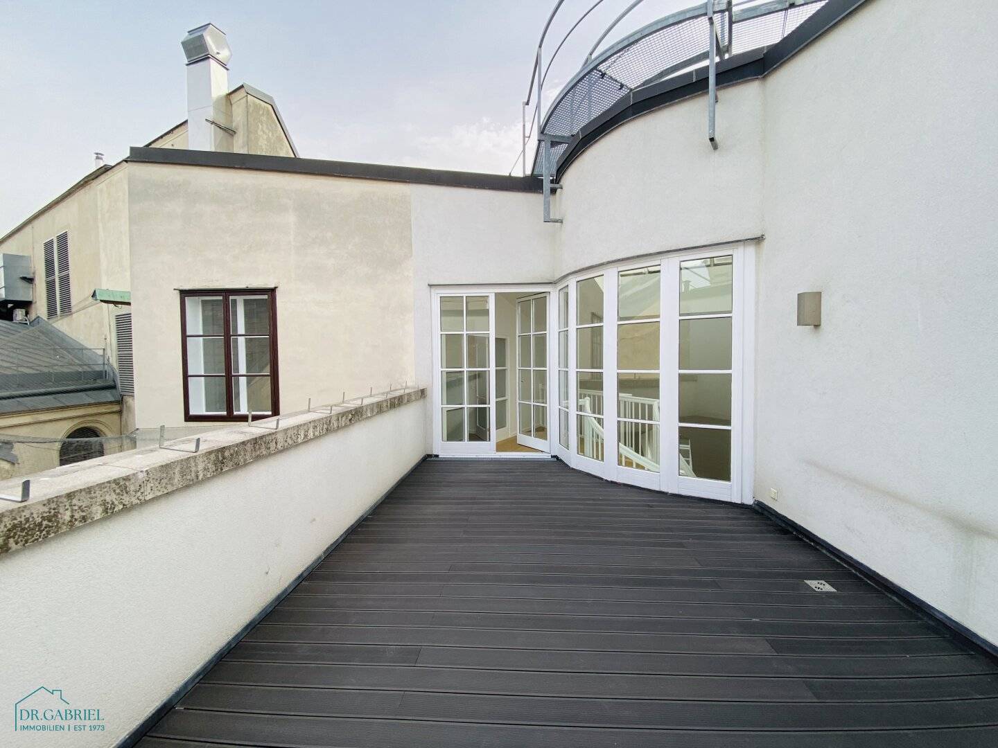 ROOFTOP TERRACE APARTMENT IN PALAIS