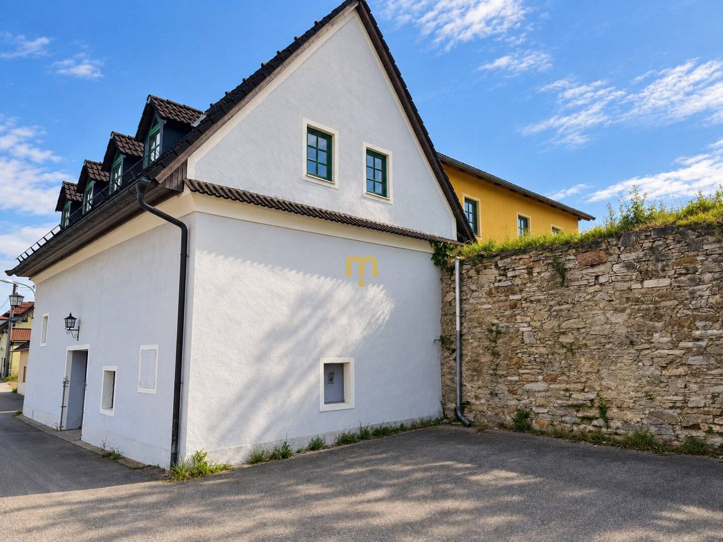 Historic winery with adjacent vineyards in Furth bei Göttweig – rare opportunity to rent