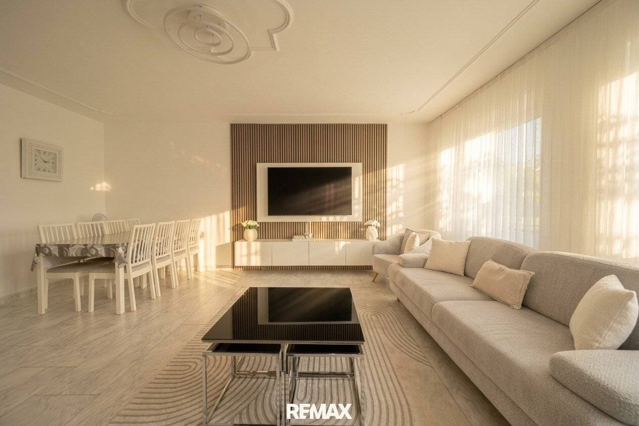 Hochwertige 4-Zimmer-Wohnung mit traumhafter DAN-Küche &amp; Loggia in zentraler Lage!