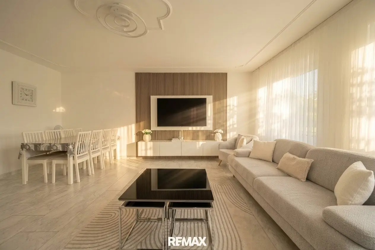 High-quality 4-room apartment with dream DAN kitchen & loggia in central location