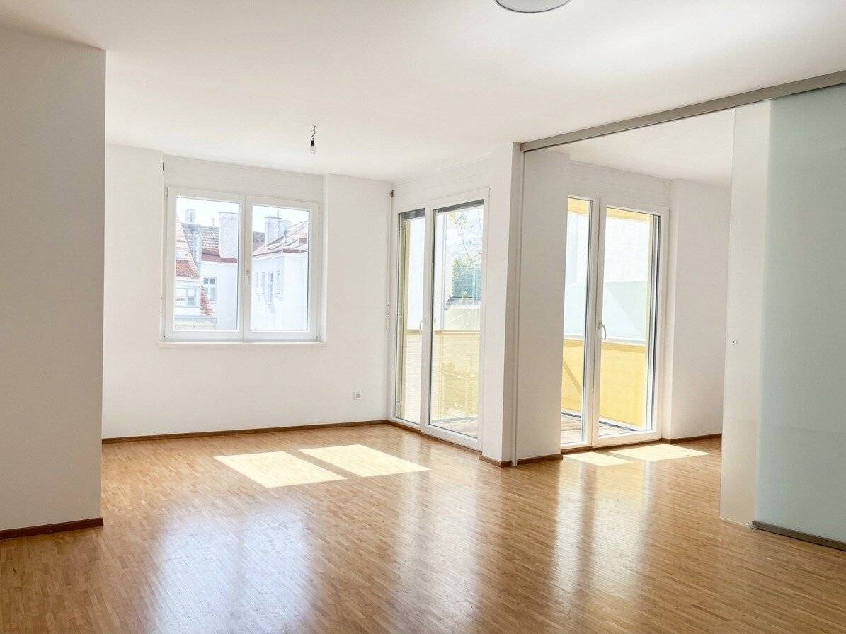 TO FALL IN LOVE! Charming courtyard 2-room apartment on 3rd floor with elevator and balcony - near U3