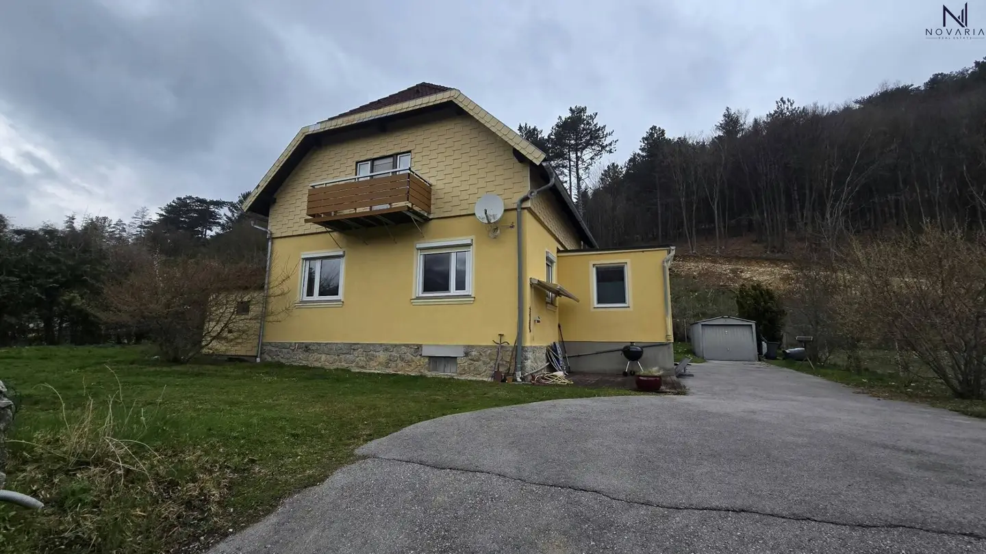 Charming single-family house in Thenneberg with garden, balcony and lots of potential