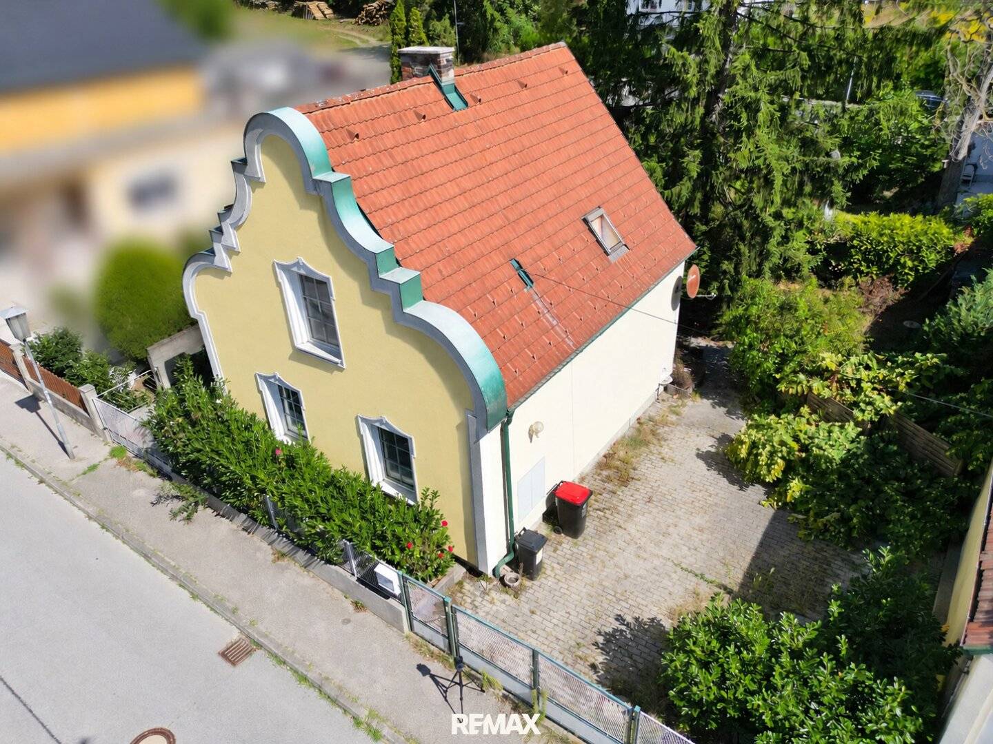 Single-family house with garden and versatile outbuilding