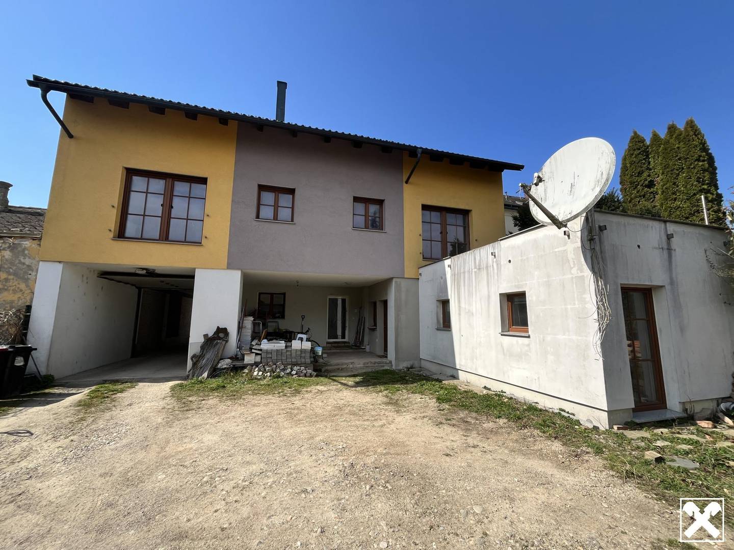 Investment apartment with large courtyard garden and attic potential