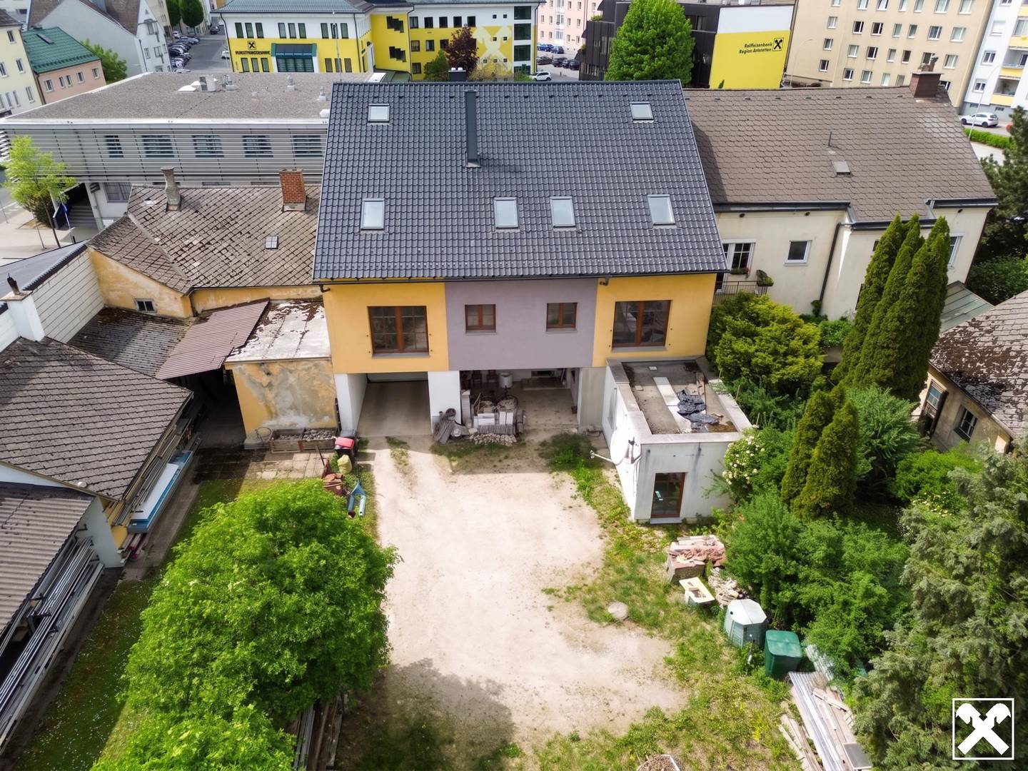 Investment apartment with large courtyard garden and attic potential