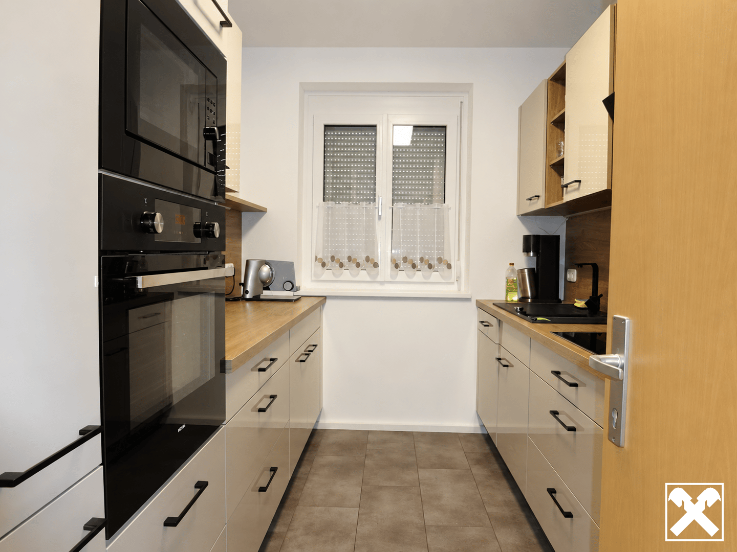 Lichtdurchflutete modern adaptierte Wohnung mit Loggia