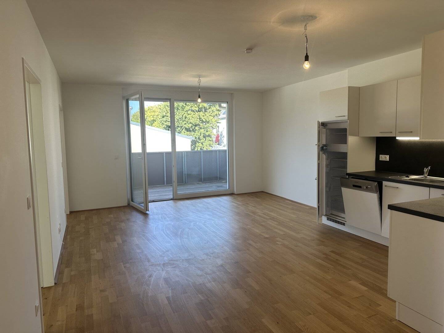 Clear Distant View Pure Sunny Apartment with 2 Large Terraces Rooftop Terrace including Kitchen Near Brunn Station