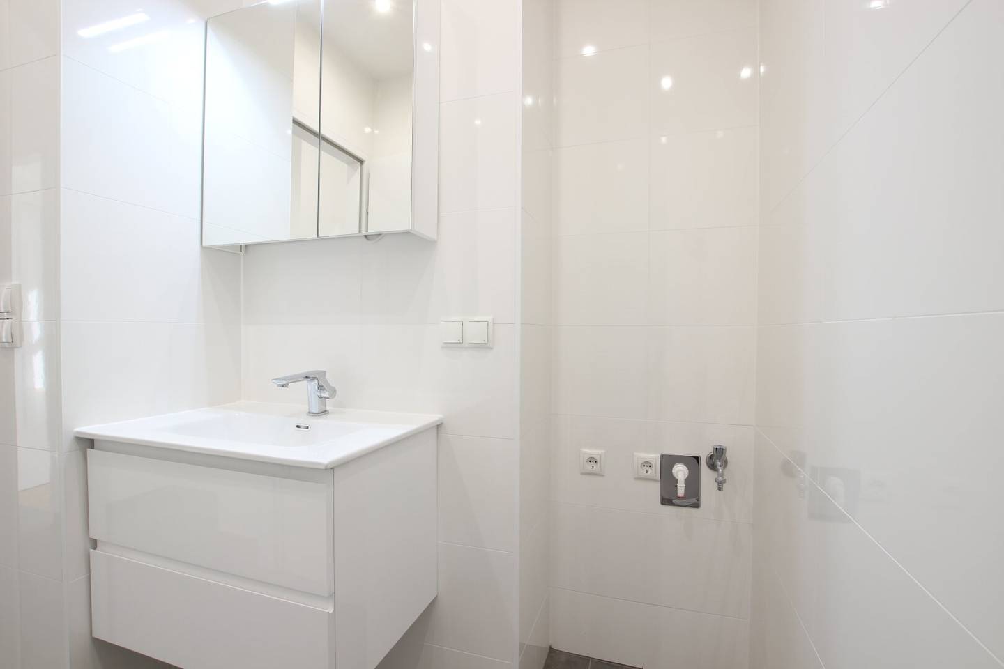 Cooling, walk-in shower, EWE kitchen, built in 2021, oak parquet, quiet location Korneuburg center