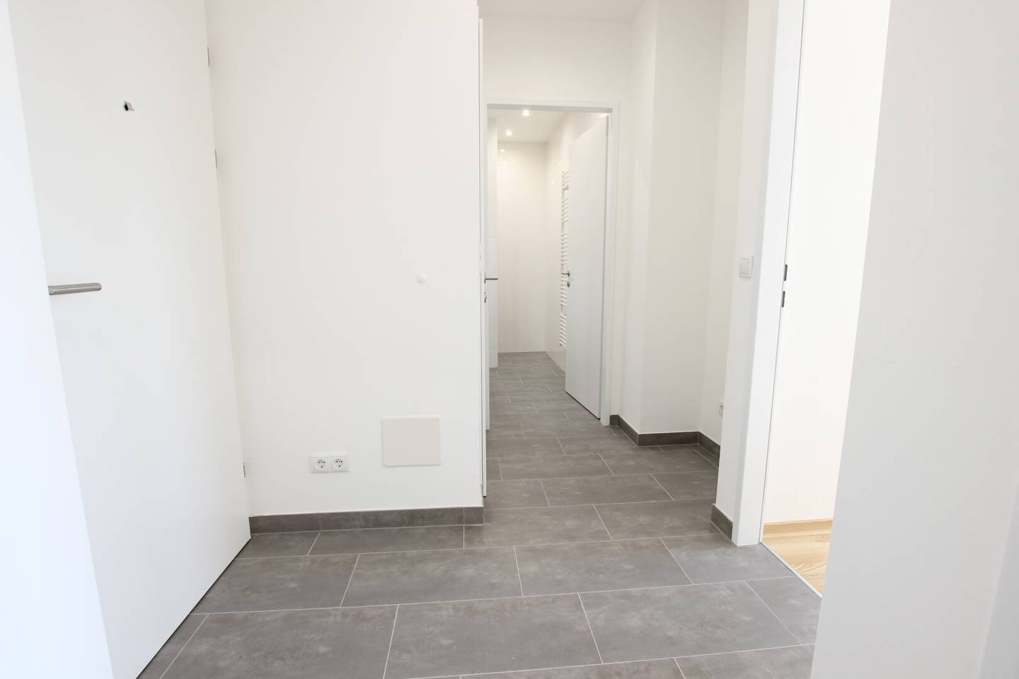 Cooling, walk-in shower, EWE kitchen, built in 2021, oak parquet, quiet location Korneuburg center