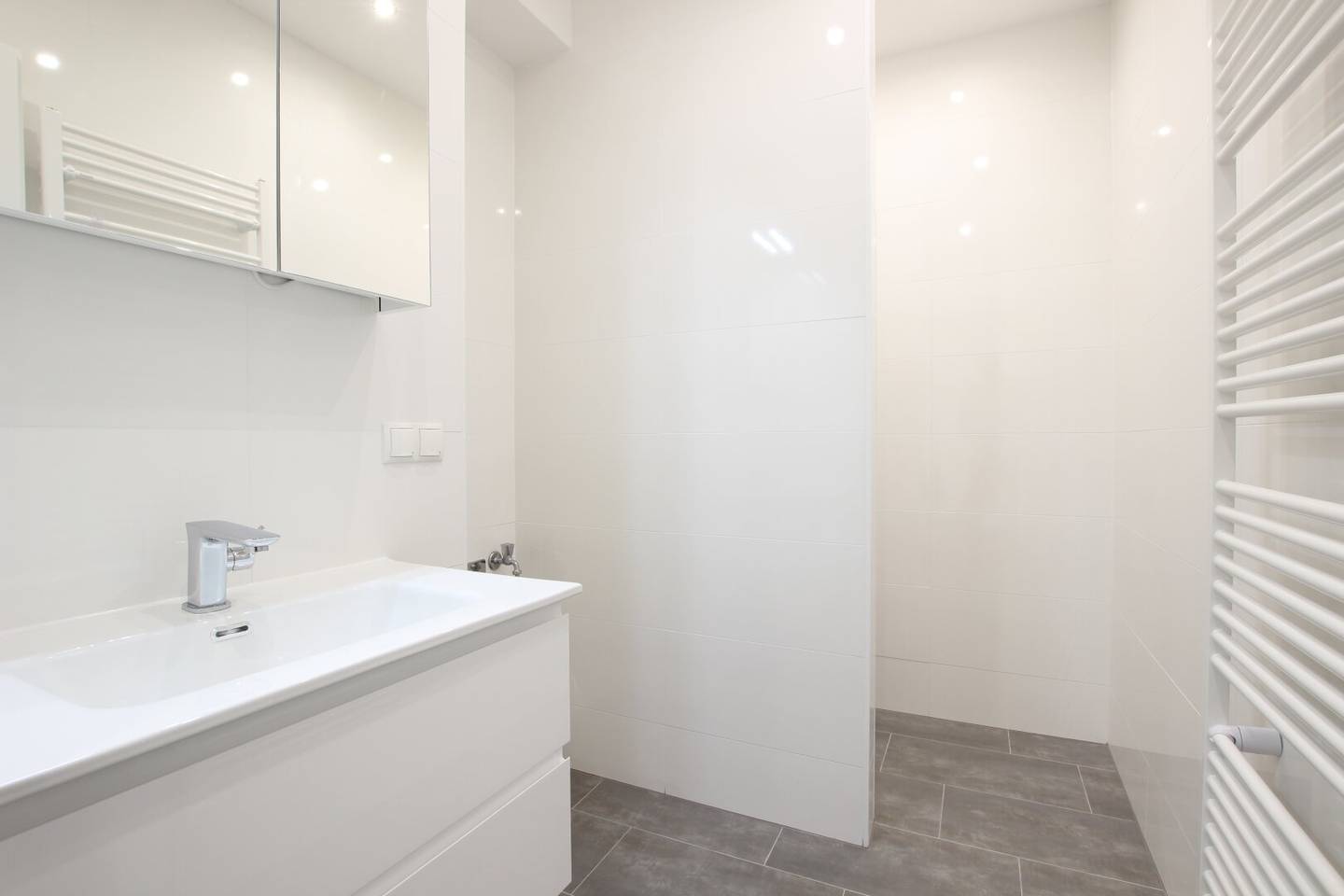 Cooling, walk-in shower, EWE kitchen, built in 2021, oak parquet, quiet location Korneuburg center