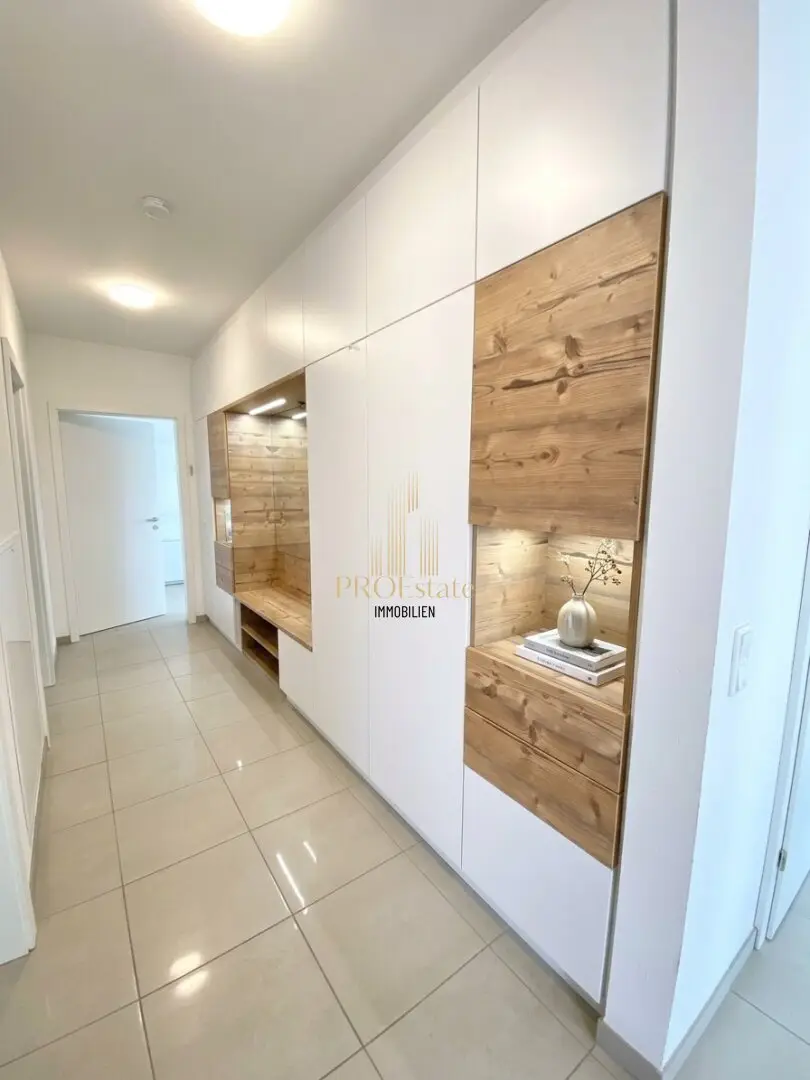 Spacious garden apartment with many highlights for discerning living Private garden approx. 300 m²