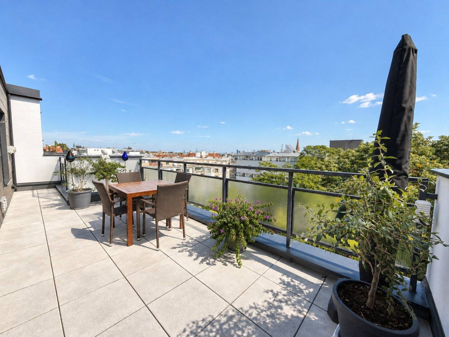 RUHIGE DG-WOHNUNG MIT 2 TERRASSEN | 3-Zimmer | ca. 108 m² gew. WFL | ca. 39 m² Terrassen | 5. Liftstock | Klimaanlage | Gartennutzung | Top-Öffi-Anbindung