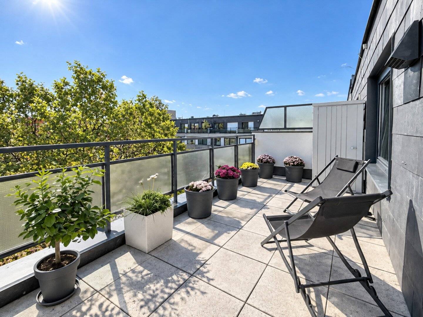 RUHIGE DG-WOHNUNG MIT 2 TERRASSEN | 3-Zimmer | ca. 108 m² gew. WFL | ca. 39 m² Terrassen | 5. Liftstock | Klimaanlage | Gartennutzung | Top-Öffi-Anbindung