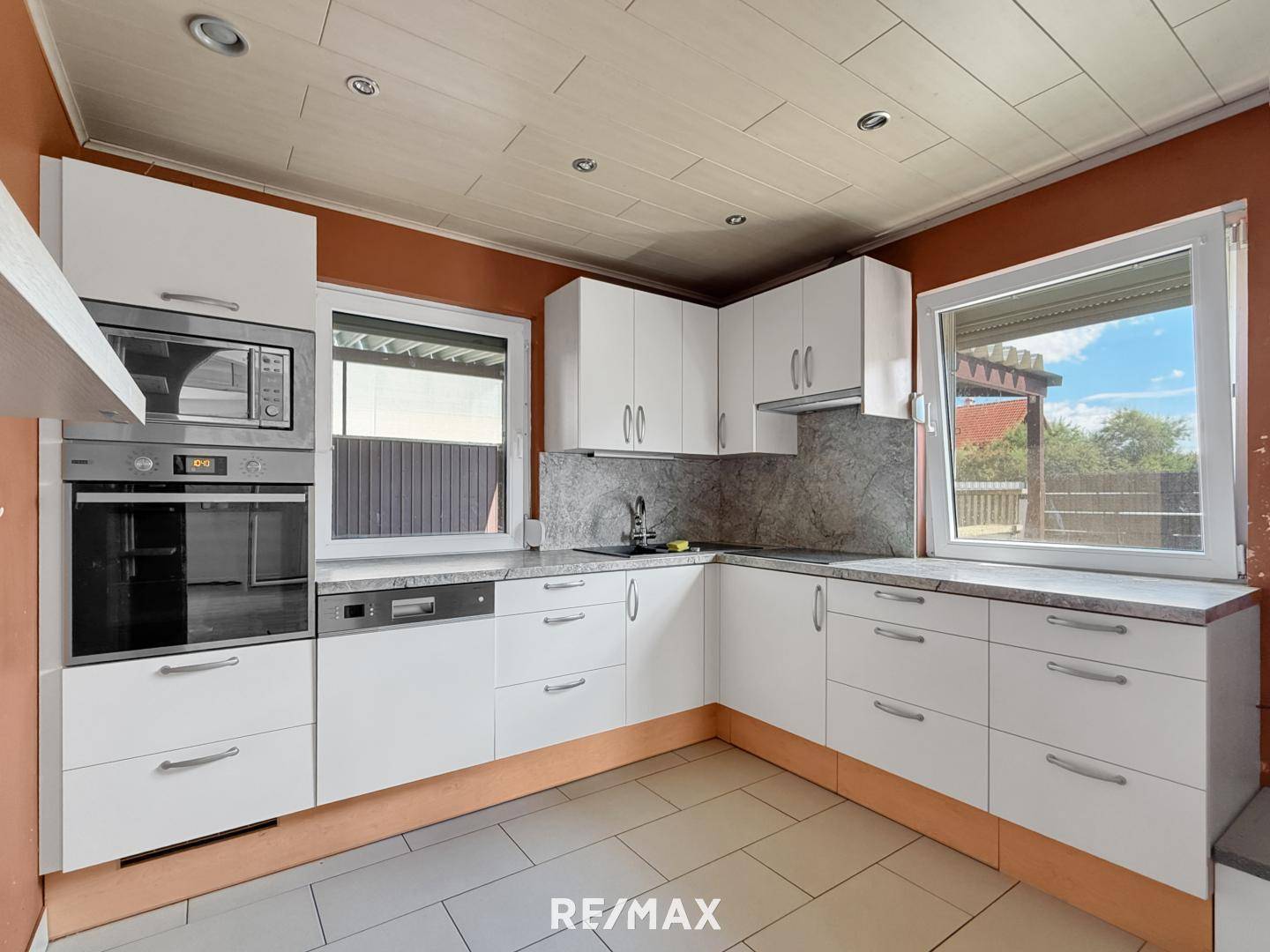 Garten mit Pool und Sauna familienwohnung in ruhiger Lage