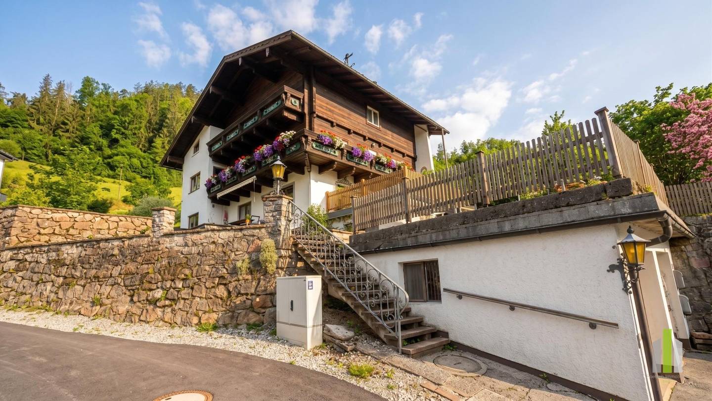 Wohnung in aussichtsreicher Lage mit Garten und Ausbaupotenzial