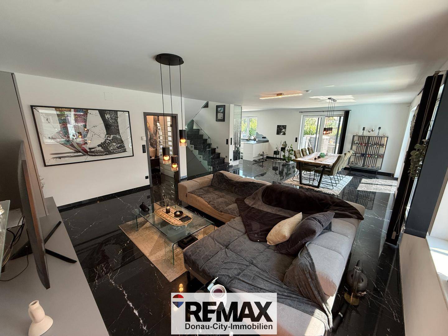 Schlüsselfertige Familienwohnung mit Pool und Dachterrasse
