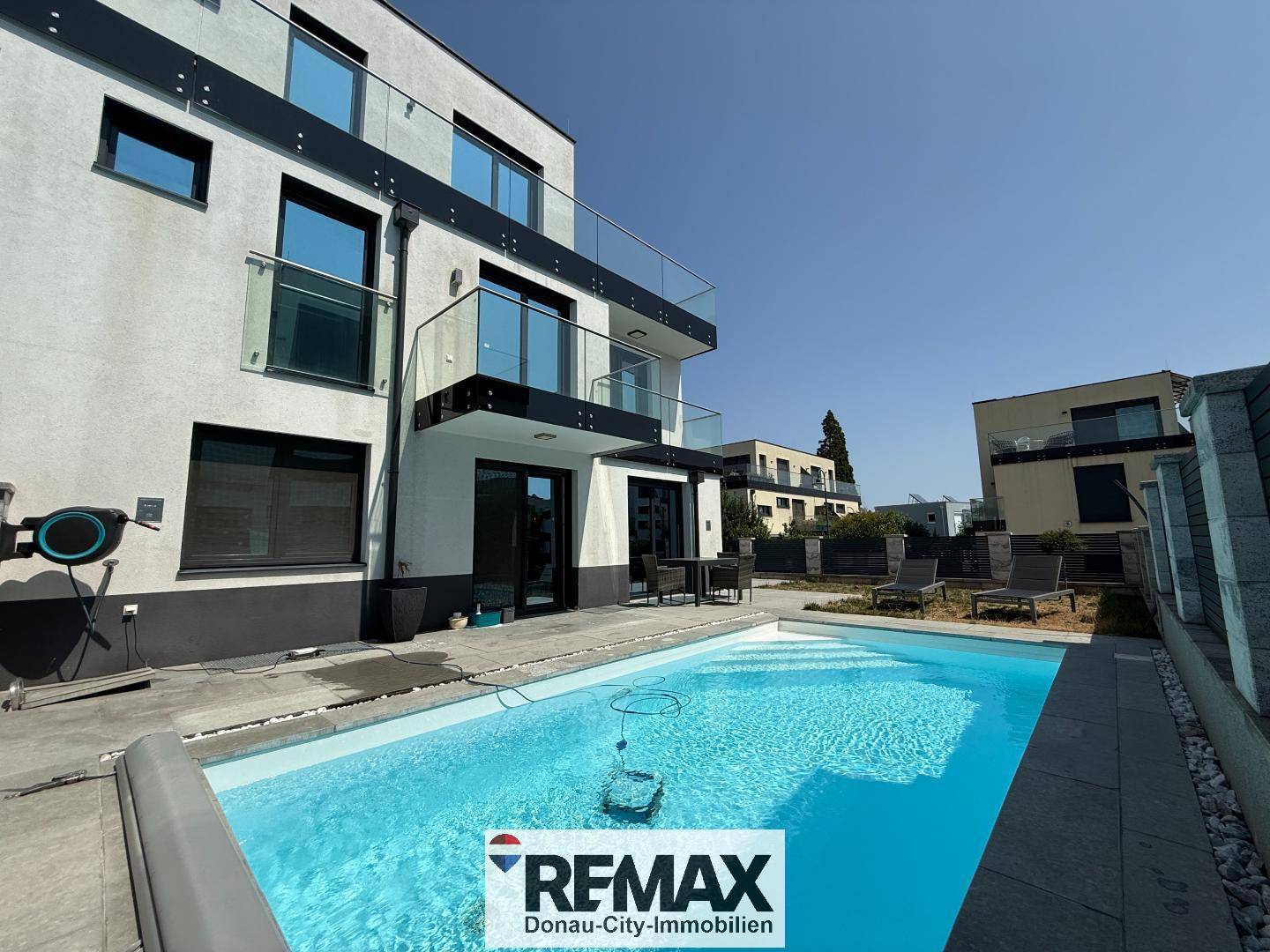 Schlüsselfertige Familienwohnung mit Pool und Dachterrasse