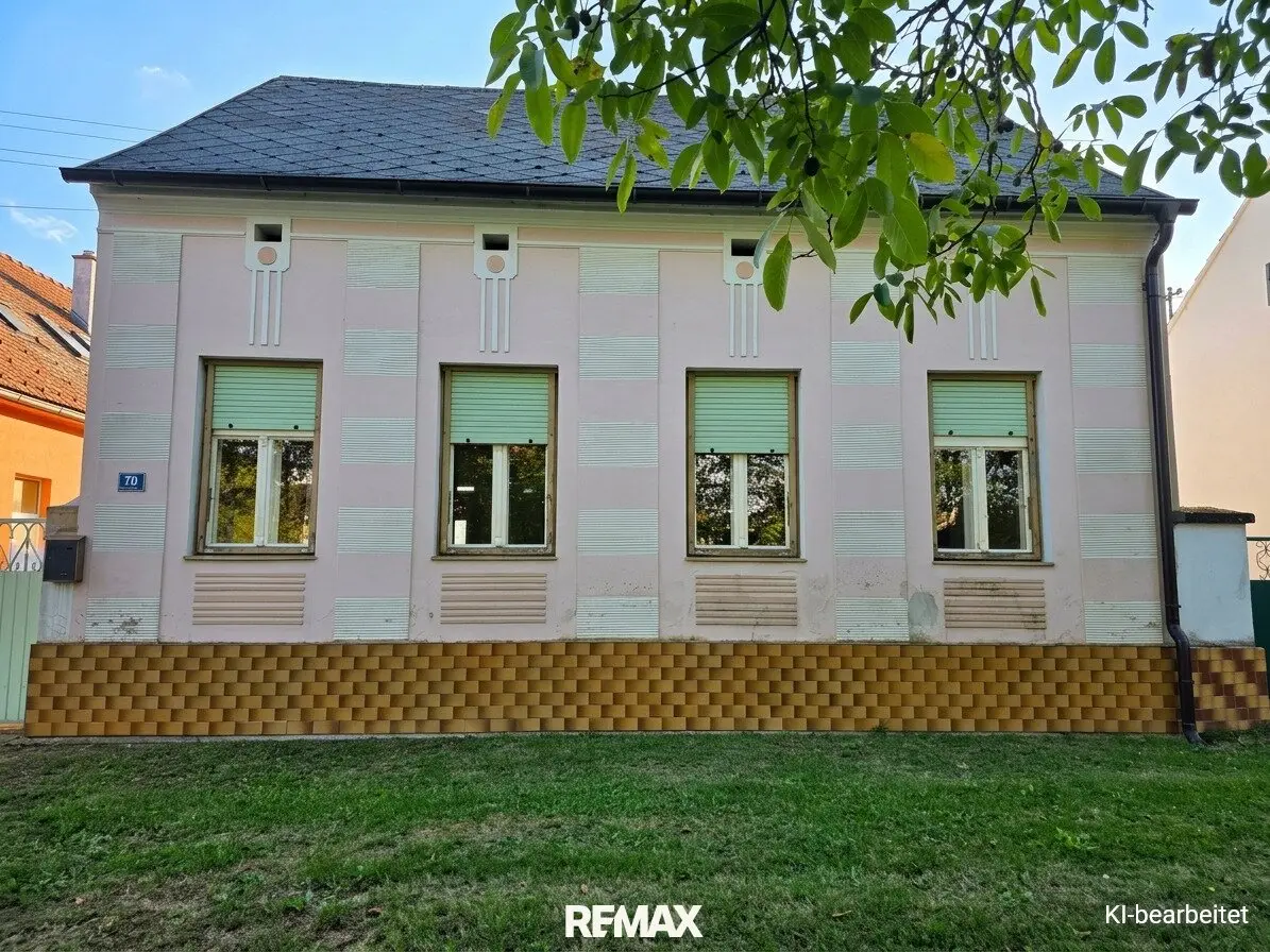 Streckhof in Moschendorf, 5 Zimmer, Wohnfläche 116 m², große Lagerflächen in den Nebengebäuden, 95.000 €