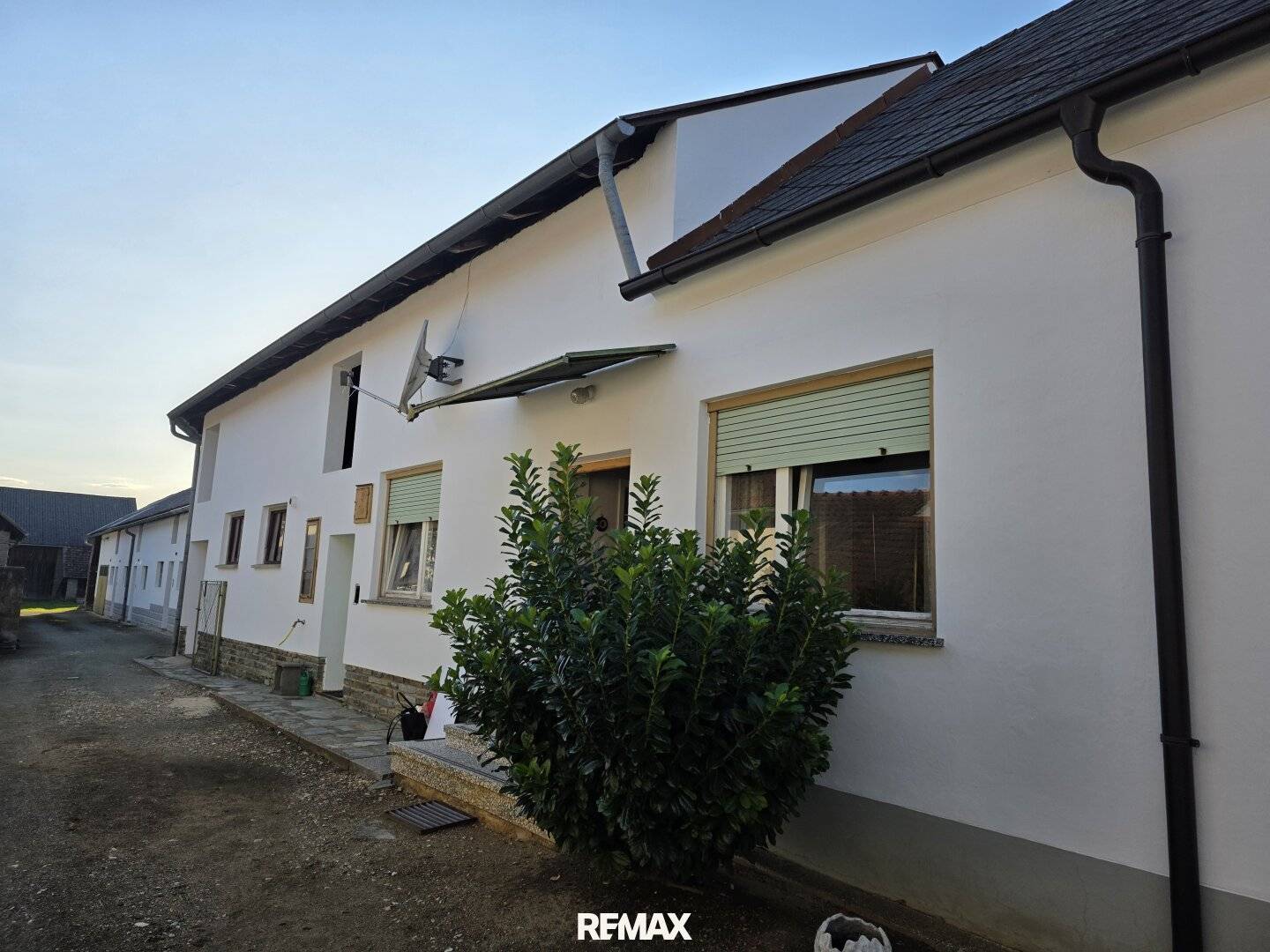 Streckhof in Moschendorf, 5 rooms, living area 116 m², large storage areas in the outbuildings, 95.000 €