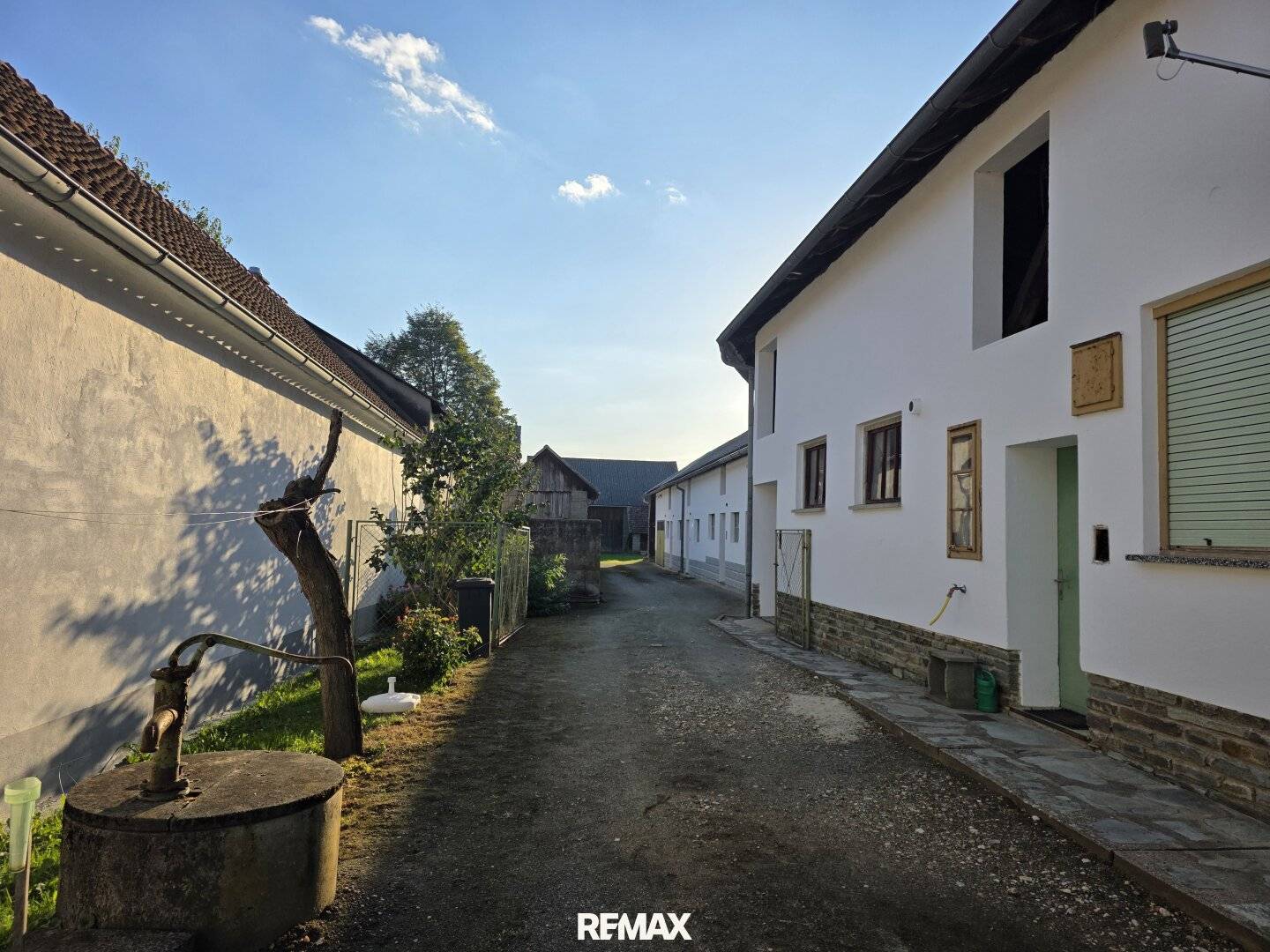 Streckhof in Moschendorf, 5 rooms, living area 116 m², large storage areas in the outbuildings, 95.000 €