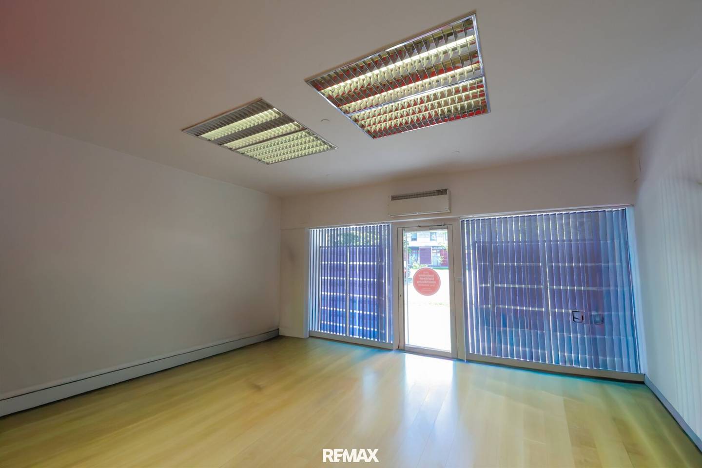 PRIME LOCATION! Commercial space with versatile usage possibilities!