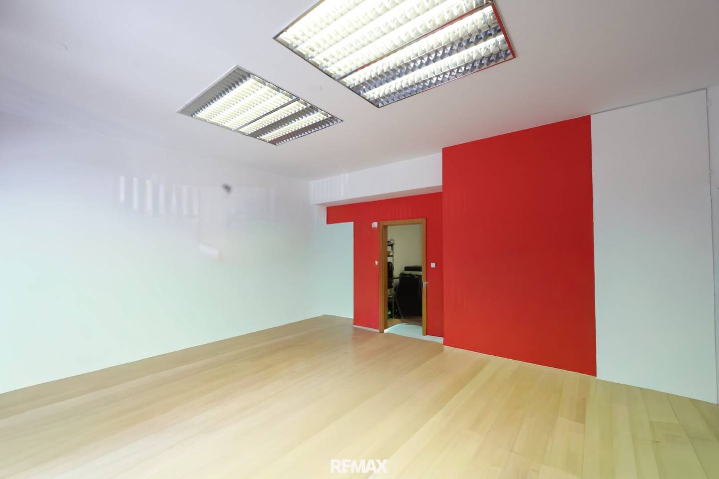 PRIME LOCATION! Commercial space with versatile usage possibilities!