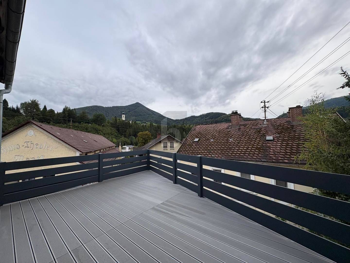 Bright Dachgeschosswohnung with south terrace and green view