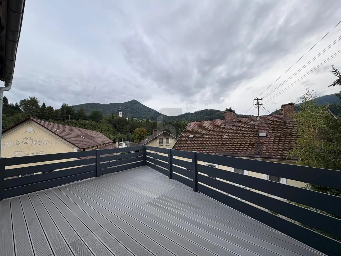 Helle Dachgeschosswohnung mit Südterrasse und Grünblick