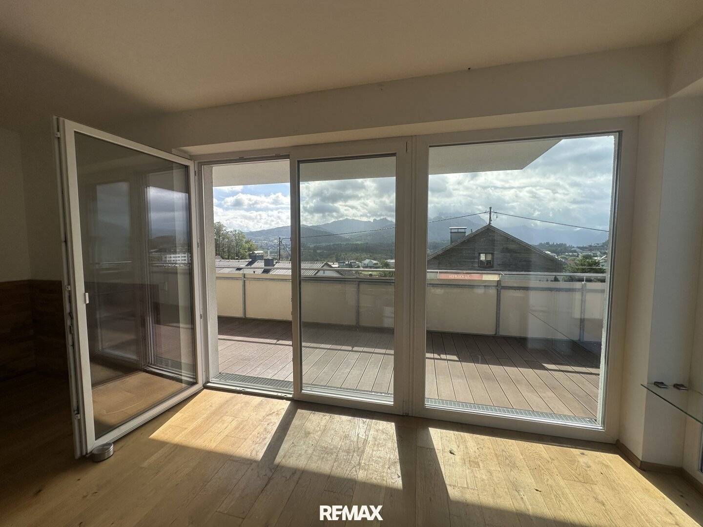 modern 3-room apartment with large sunny balcony and Traunstein view