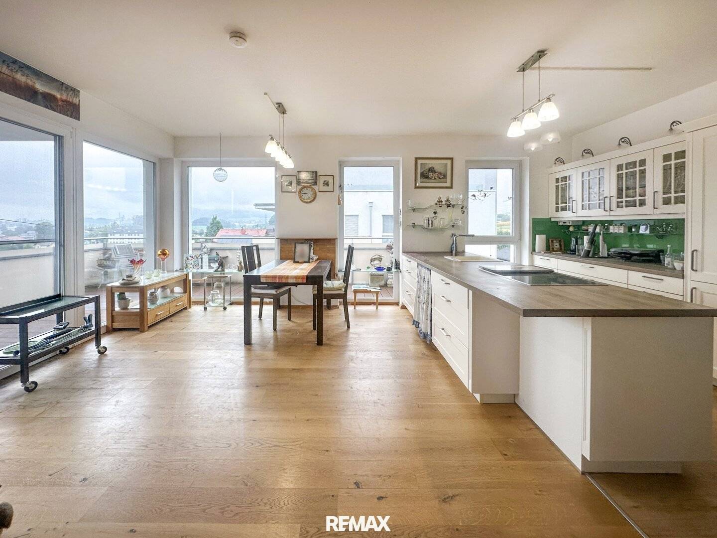 moderne 3-Zimmer-Wohnung mit großem sonnigen Balkon und Traunsteinblick