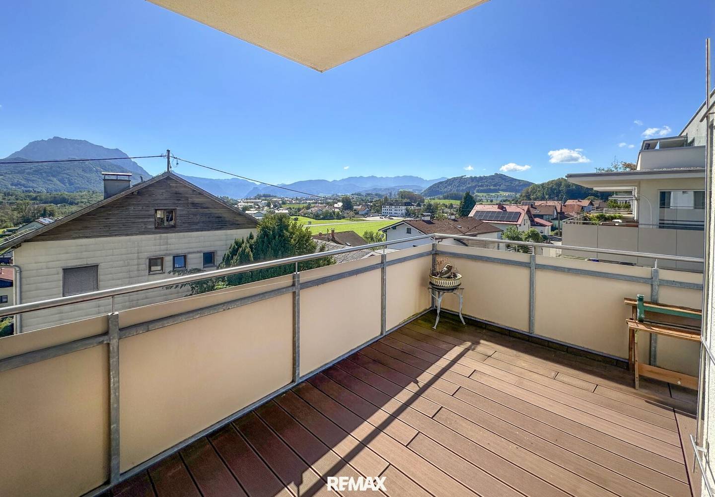 modern 3-room apartment with large sunny balcony and Traunstein view
