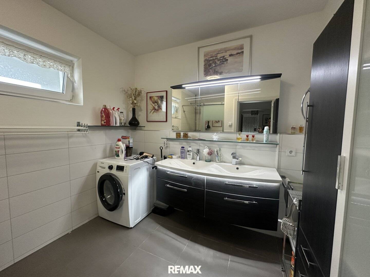 moderne 3-Zimmer-Wohnung mit großem sonnigen Balkon und Traunsteinblick