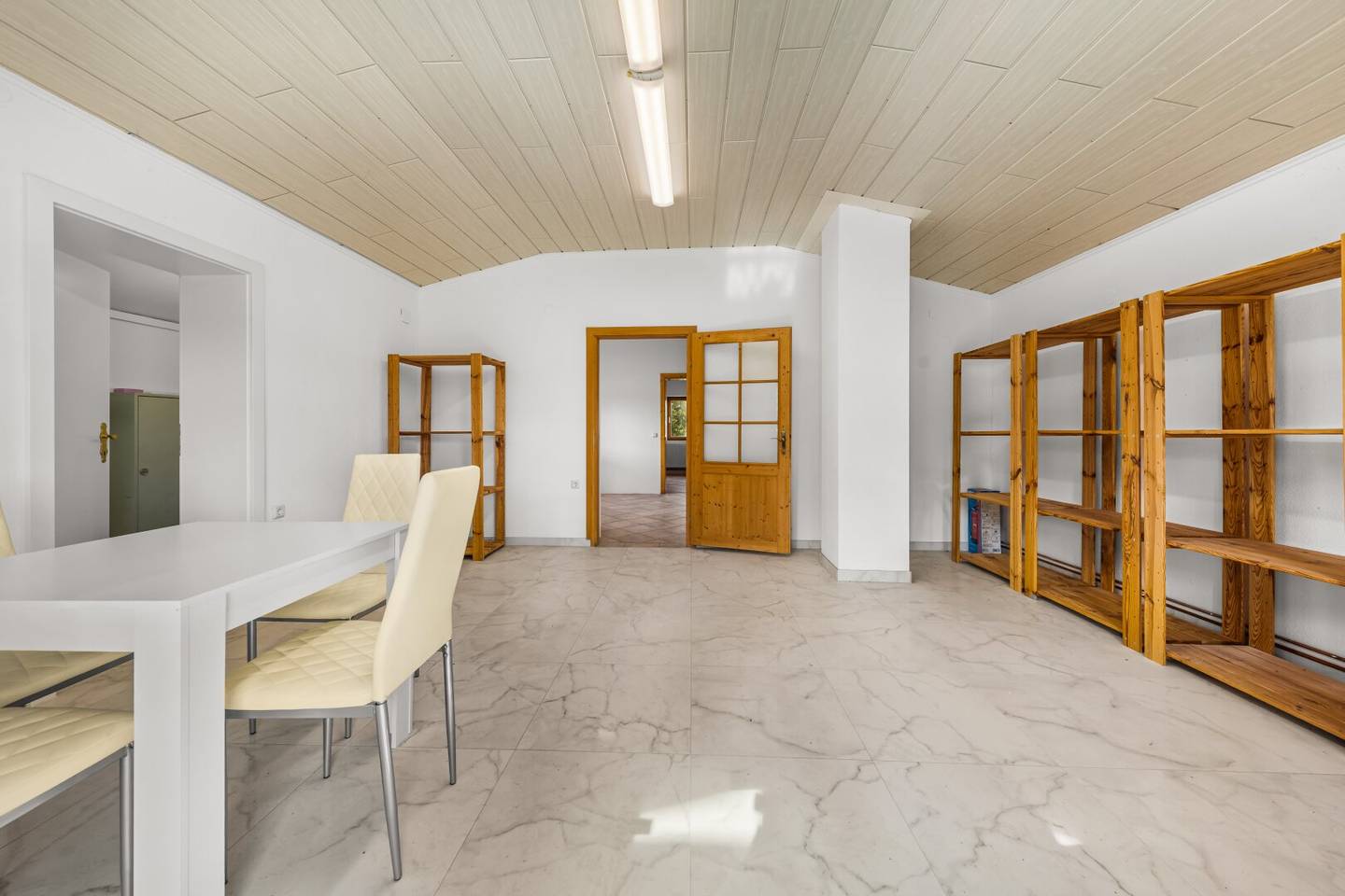 Lower Austria – District Gmünd BUSINESS CHANCE Versatile commercial property with sales, office and storage areas for only € 149.000,--