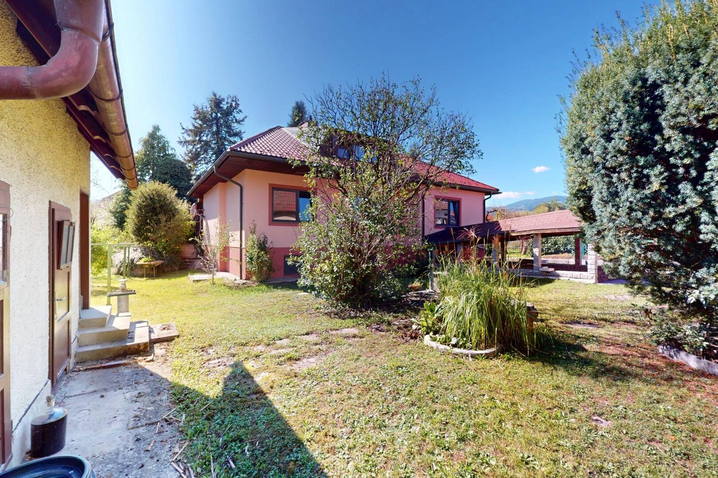 Multi family living in its most beautiful form with rarity value: Two houses on a dream site in a splendid location of Pichling bei Köflach